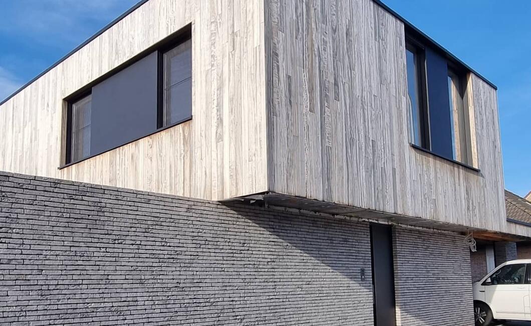 Gevelbekleding in hardhout te Izegem