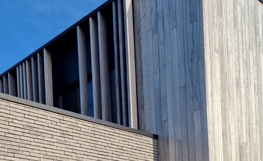 Gevelbekleding in hardhout te Izegem