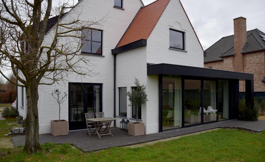 Zwarte slim line steellook ramen van reynaers in een wit geschilderde woning