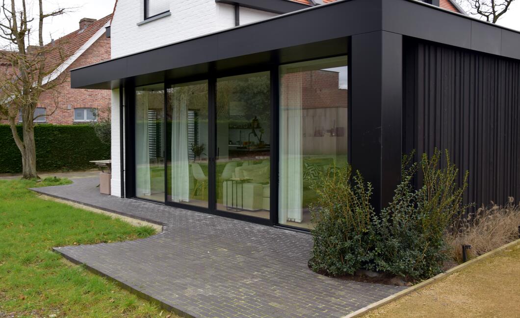 Schuifraam CP 130 LS mono op achterzijde van gerenoveerde villa