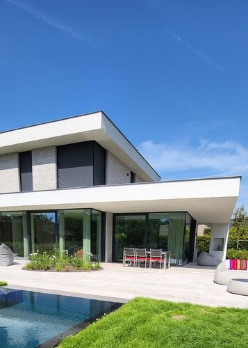 Villa met aluminium ramen 