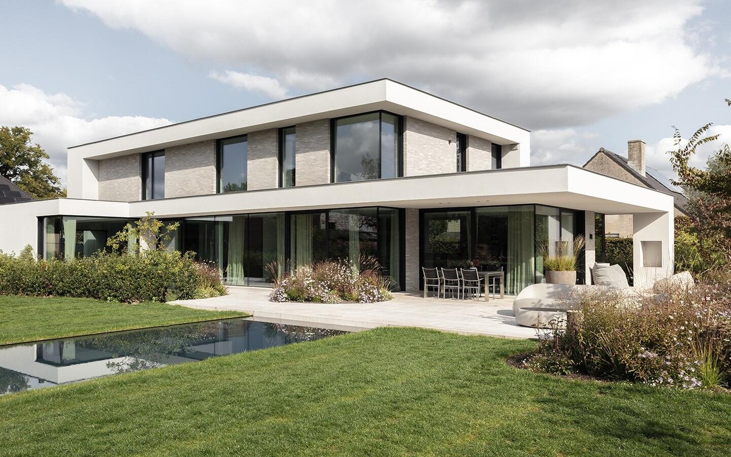 Exclusieve villa met grote raampartijen in aluminium en moderne architectuur, geplaatst door Declerck Schrijnwerk.
