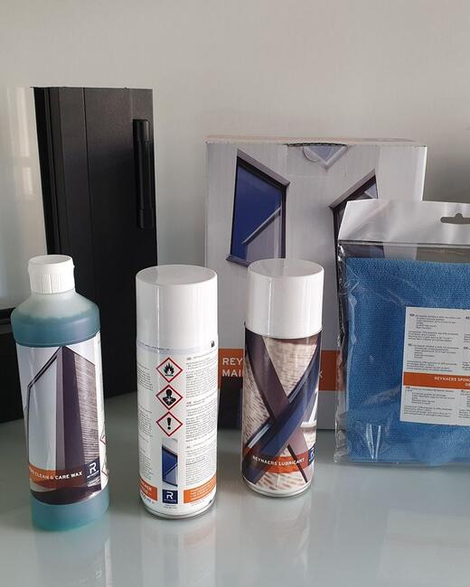 Onderhoudsset voor aluminium ramen en deuren met producten van Reynaers, clean & care wax, renewer, lubricant en microvezeldoekje